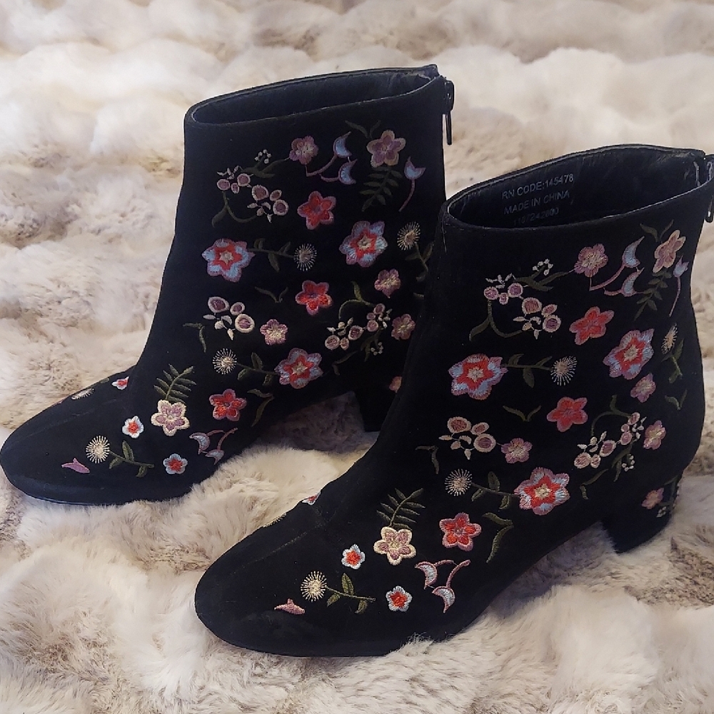 Primark Black Ankle Boots with Floral Embroidery and Chunky Heel